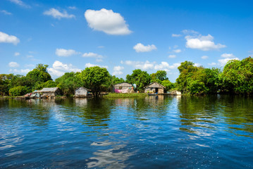 Fototapeta na wymiar Pływający dom na jeziorze Tonle Sap, Siem Reap. Kambodża.