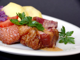 Scweinebraten mit Rotkohl.