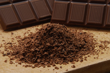 Rayando chocolate.