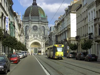 Deurstickers tram in een straat in Brussel © boulevard