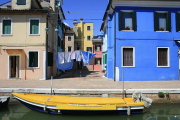 Fototapeta na wymiar wzdłuż kanałów Burano w Wenecji