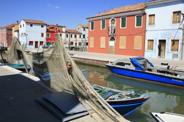 Fototapeta na wymiar wzdłuż kanałów Burano w Wenecji