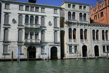 Fototapeta na wymiar Weneckie pałace wzdłuż Canal Grande w Wenecji