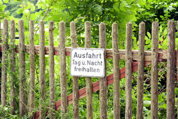 Schild ausfahrt freihalten