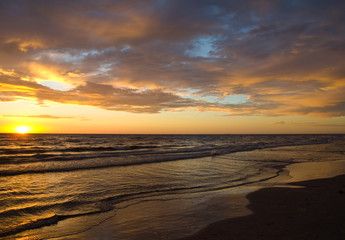 Obraz premium Sunset over sea