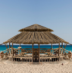 Fototapeta na wymiar Tropical african hut beach z pięknym widokiem na Morze Czerwone