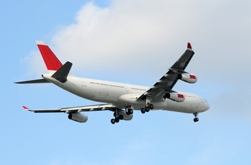 Fototapeta na wymiar Szerokie nadwozie samolot pasażerski na dalekie podróże