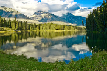 Fototapeta na wymiar Johnson Lake in Banff