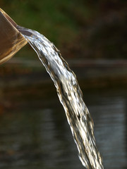Wasser strömt aus Rohr