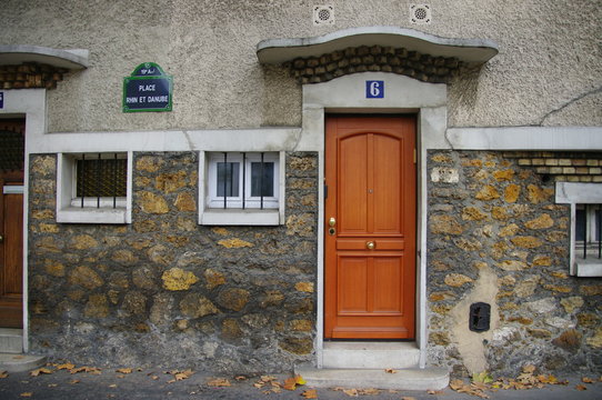 Porte en bois marron, façade parisienne. France.