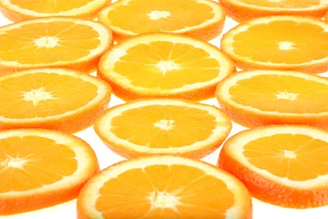 Selbstklebende Fototapeten Hintergrund von saftigen frisch geschnittenen Orangen auf Weiß © HP_Photo