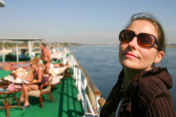 femme heureuse sur le pont du bateau