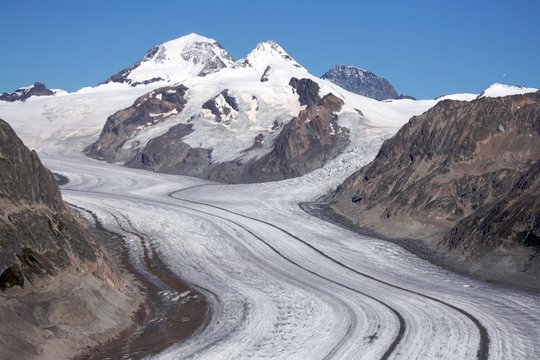 Langgezogener Gletscher in den Schweizer Alpen
