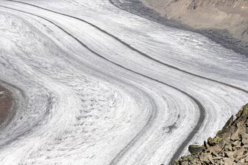 Photo sur Plexiglas Glaciers Detaillierter Blick bergabwärts auf den Verlauf eines Schweizer Gletschers 