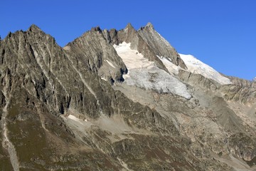 Fototapeta na wymiar Gipfelkette in den Schweizer Alpen an einem sonnigen Tag