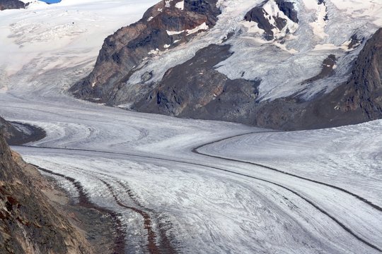 Blick bergabwärts auf den Verlauf eines Gletschers in den Schweizer Alpen