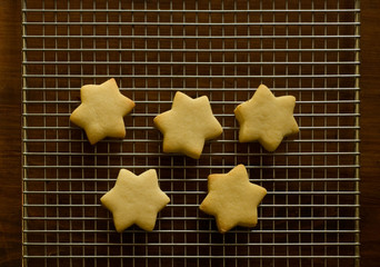 Star shaped cookies on cooling rack