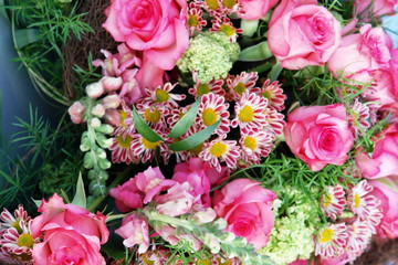 Picture of a decoration with pink roses outside..