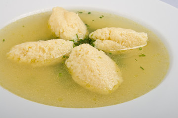 Hühnersuppe mit Griesnockerl