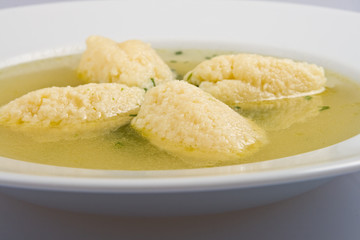 Hühnersuppe mit Griesnockerl
