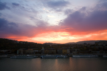 Naklejka premium Colorful dusk in the Budapest over blue sky