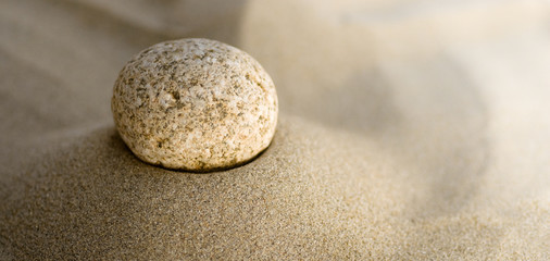 Fototapeta na wymiar galet sur le sable - pebble and sand