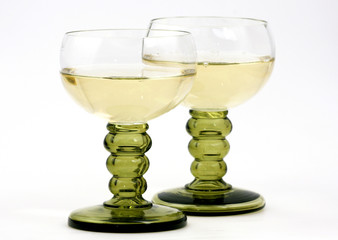 Zwei Gläser mit Weißwein