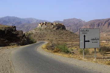 Hameau fortifié sur la route de Tafraout - Maroc © Open Mind Pictures