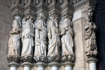 Fototapeta na wymiar Rze¼by apostołów w portalu katedry w Evora
