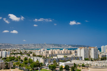 Fototapeta na wymiar city and mountain view with blue sky above