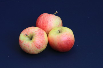 trois pommes