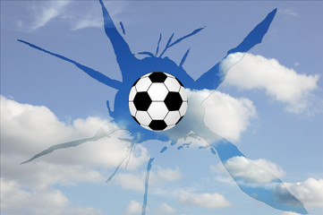 Fußball durch Scheibe