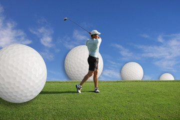 Golfspieler mit großen Golfbällen