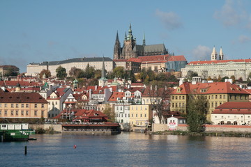 Naklejka na ściany i meble Prague sur le fleuve