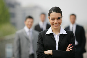 Portrait d'une jeune femme d'affaires en extérieur