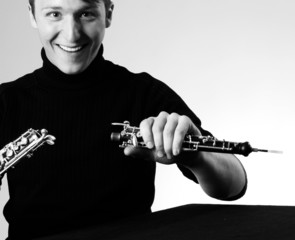 Mann mit Oboe schwarz-weiß