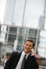 Jeune homme d'affaires avec téléphone portable