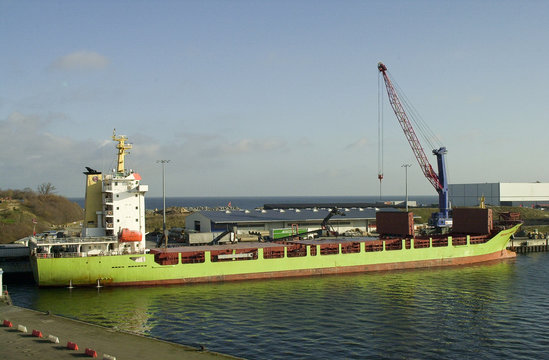 Beladung eines Schuettgutfrachters mit Getreide im Hafen