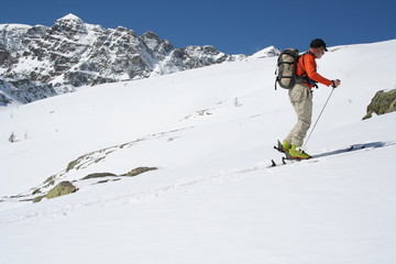 Ski devant le Mont B&eacute;go
