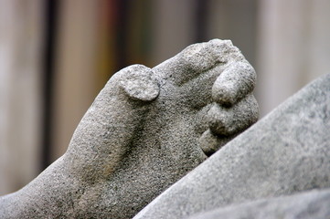 Main de statue de pierre aux doigts amputés. Paris.