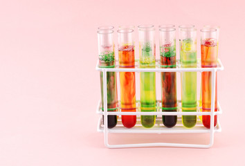 Tubos de ensayo con liquidos de varios colores