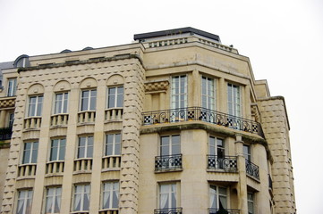 Fototapeta na wymiar Immeuble classique parisien en pierre blanche, France.