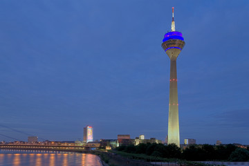 Fernsehturm mit Skyline Düsseldorf © Blickfang