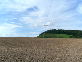 Fototapeta na wymiar Stromleitungen überm Feld