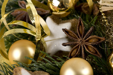 Weihnachtsdeko in Gold mit Anisstern und Keks