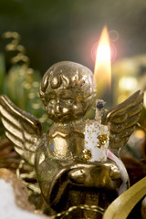 Weihnachtsdeko mit Goldengel und Kerze