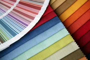 Zelfklevend Fotobehang Stof stalen van een stof en geopende kleurenkaart met diverse kleuren