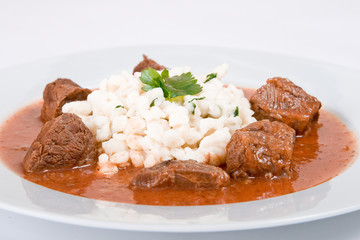Rindsgulasch mit Spätzle