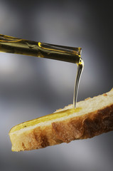 Filo d olio di oliva su fetta di pane