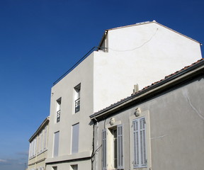 Maisons blanches, ciel bleu, Marseille, France.